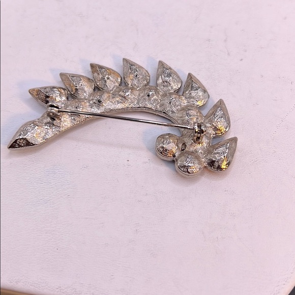 Vintage rhinestone leaf brooch - Picture 2 of 3